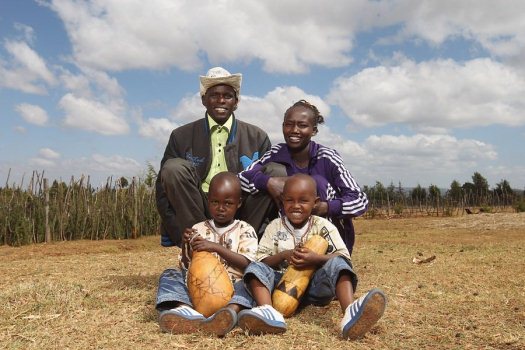 Mary Keitany családja körében…Kenya: Mary Keitany, féjre Charles Koech, fia Jared Kipchunda és az unokaöccs Iten