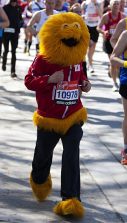 jelmezes futó a londoni maratonon