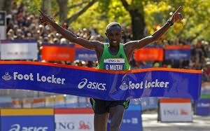 Geoffrey Mutai a New York City Marathon győztese pályacsúccsal