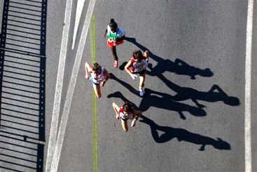 maratoni árnyjáték maraton futók árnyéka az úton 