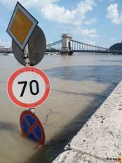Közlekedési táblák a vízben a Duna magas vízállása áradas és árvíz Budapesten