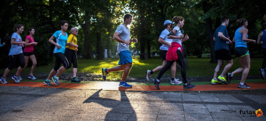 futók futnak a budapesti Városmajor futópályán