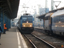vonat érkezik a pályaudvarra Miskolcról