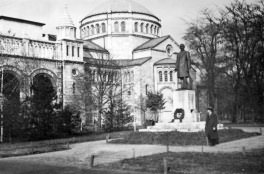 Regnum Marianum templom és az Előtte az 1938-ban felállított Csengery Antal szobo