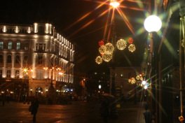 éjszakai fények a Vörösmarty téren télen