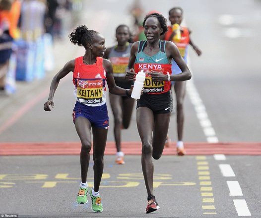 Edna Kiplagat (jobbra) a tavalyi londoni maratonon…