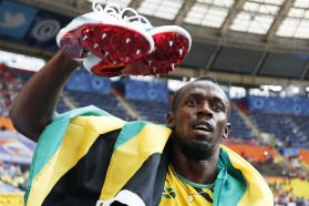 Usain Bolt, a világbajnokságok történetének legeredményesebb atlétája a futócipőivel