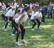 bemelegítés futás előtt közös bemelegítő gyakorlatok a coca-cola női futás előtt