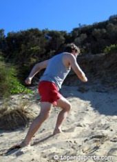 futás homokban a dűnéken felfelé