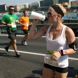 futás hőségben folyadékpótlás a Budapest Félmaratonon meleg időben