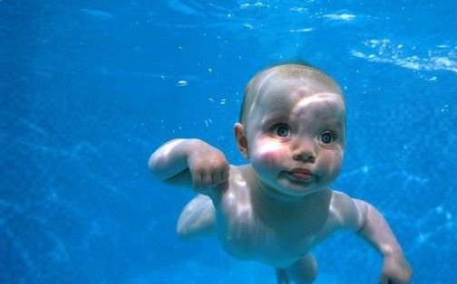úszás babaúszás csecsemő úszik a víz alatt