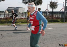 Ötvös Feri bácsi 81 évesen is fut az almaecettel