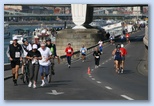 Budapest Marathon in Hungary, futók az Erzsébet híd lábánál