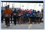 Budapest Marathon in Hungary, futók tömörülnek az iramfutók környékén