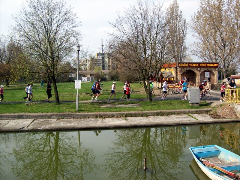 Tóparti futóparti futás Agárd Velencei-tó 21.jpg Futás a Tóparton