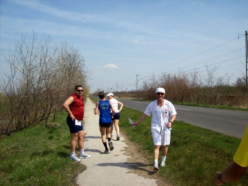 Tóparti futóparti futás Agárd Velencei-tó 68.jpg vöröskeresztes doktorok