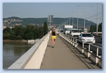 Duna áradása Budapesten futó az Árpád hídon