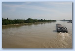Duna áradása Budapesten teherhajó kapaszkodik fölfelé a Dunán