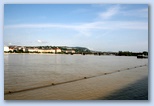 Duna áradása Budapesten Duna az alsó rakparton, csak a korlát látszik ki