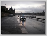 Generali futógála, rakparti 10 kilométeres futás Budapest felvezető rendőrautó