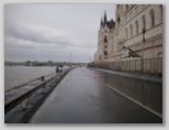 Generali futógála, rakparti 10 kilométeres futás Budapest rakpart az Országház mellett