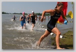 Úszás Triatlon mezben Kisköre Triatlonon Tisza-tó