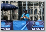 K&H Olimpiai Maraton és félmaraton váltó futás Budapest képek 2. fotók Péter Attila a mikrofonnál
