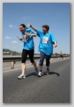 K&H Olimpiai Maraton és félmaraton váltó futás Budapest képek 4. fotók 2009 hűsítő vízzel