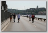 K&H Olimpiai Maraton és félmaraton váltó futás Budapest képek 4. fotók 2009 futás- háttérben a Budai Vár