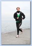 Balaton Maraton Futóverseny mosolygva könnyedén futó-nő