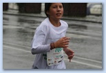 Budapest Maraton futás esőben Staféta Ekiden futó