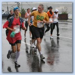 Budapest Maraton futás esőben a takarítónő maratont fut