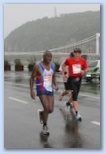 Budapest Maraton futás esőben Manly Joel
