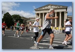 Nike Félmaraton budapesti futóverseny célja a Városligetben Csirke József félmaratoni futó a Szépművészeti Múzeum előtt