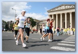Nike félmaraton futók a Hősök terén a Szépművészeti Múzeum előtt futnak el