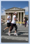 Nike Félmaraton budapesti futóverseny célja a Városligetben félmaraton a  Szépművészeti Múzeum előtt