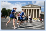Nike Félmaraton budapesti futóverseny célja a Városligetben futók a Szépművészeti Múzeum előtt