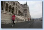 Tudás Útja Félmaraton Futás MÉSZÁROS Ilona félmaratoni futás az Országház előtt