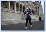 Tudás Útja Félmaraton Futás VARGA Dénes Henrik az Országház előtt fut
