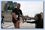 Vivicittá futás Budapest Vivicittá futóverseny, félmaraton mániás pólóban