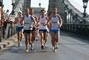 félmaraton futók a budapesti Lánchídon