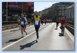 Budapest Vivicittá Félmaraton Futóverseny futók a Nyugati téri felüljárón