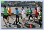 Vivicittá Félmaraton Futóverseny Budapest futók követik az adidas iramfutóját a félmaratoni futóversenyen