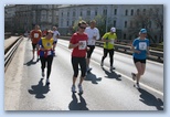 Vivicittá Félmaraton Futóverseny Budapesten félmaraton futók a Nyugati téri felüljárón