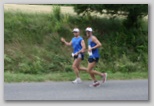 Ultrabalaton running futás Köveskál után  Nemesgulács felé, Elek és Krisz együtt futnak az Ultrabalatonon