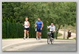Ultrabalaton ultra és váltó futás a Balaton körül Balatonvilágos Tihany futó szakasz Tandi és Kókusz futnak, Elek kerékpáron
