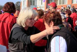 Monspart Sarolta adja át az érmeket a futóknak Debrecen Maraton és Félmaraton Rotary Futófesztiválon