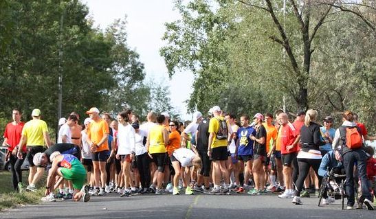 futók rajtja Agárdon a Velencei-tónál futás a tó körül