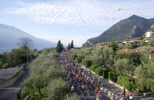Garda-tó Marathon látképe és a maratonisták