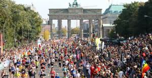 berlini maratoni futók a Brandenburgi kapunál